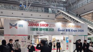 passiv energieが出展した展示会「日経メッセ 建築・建材展2026」の東京ビッグサイト会場入口に設置された大型案内看板の写真。看板には「JAPAN SHOP 2026」「建築・建材展2026」「ライティング・フェア 2026」「Good 家電 Expo 2026」のイベントロゴや入場口・退場口の案内が記載されており、多くの来場者が行き交う会場風景