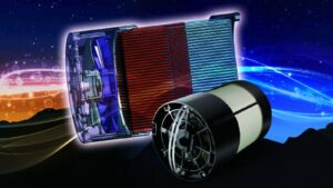 passiv energieのダクトレス熱交換換気システム「せせらぎ」の内部構造を表現した、近未来的なブルーとオレンジの光に包まれた3Dグラフィック画像。高性能な防水DCファンモーター「ガウスファン03」のブレードや精密な内部基盤、および効率よく熱や湿気を回収・蓄熱するセラミック製蓄熱エレメント「HEXAGLOT」のハニカム状の断面構造がリアルに描かれた製品イメージ