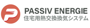 passiv energieの公式コーポレートロゴ画像。赤地に白の「P」をあしらった丸いシンボルマークの横に、「PASSIV ENERGIE 住宅用熱交換換気システム」というグレーの文字が配置された、ダクトレス熱交換換気システム「せせらぎ」を展開するブランドのロゴデザイン